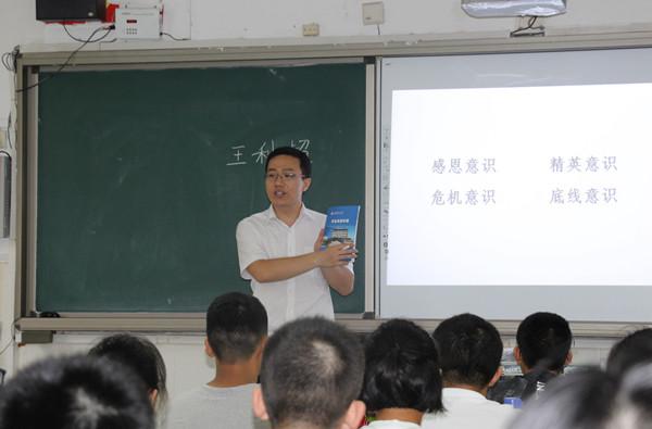 学生发展手册帮助新生全面了解学校规章纪律.jpg