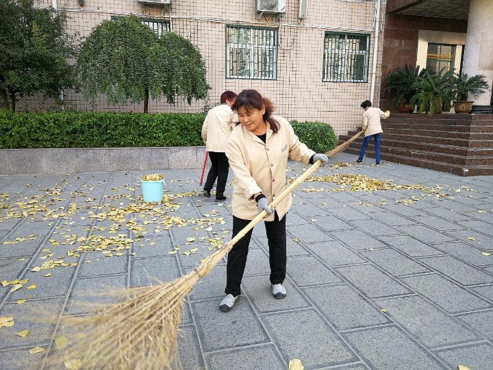 57中保洁员清扫满地秋叶，用自己独特的方式为学生加油助力.jpg