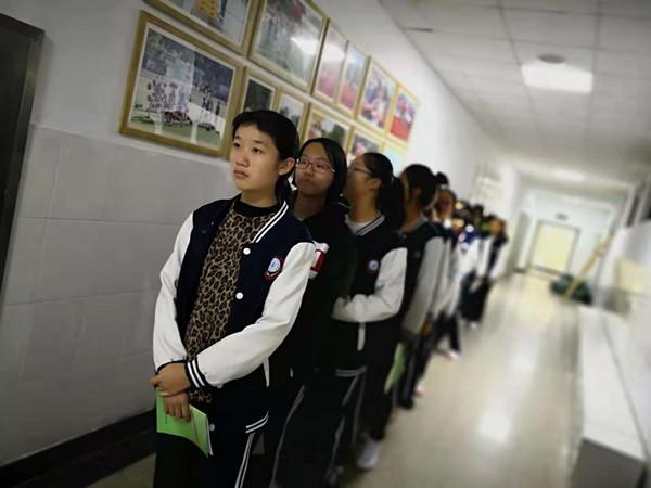郑州11中组织学生体检 各班有序排队 等候检查.jpg
