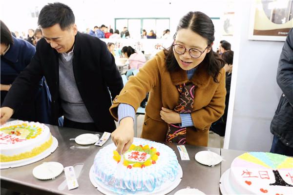学校党委书记杨志娟为同学们切蛋糕.JPG