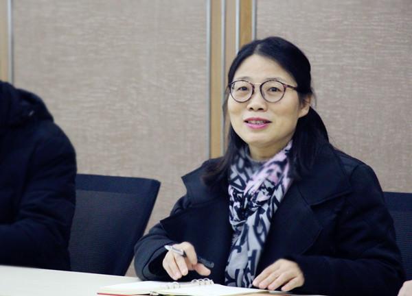学校党委书记杨志娟和班主任老师探讨交流。.jpg