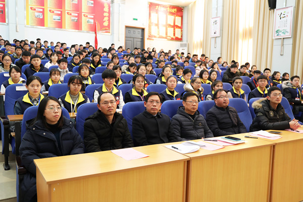 学校领导以及186名学生代表参加大会。.jpg