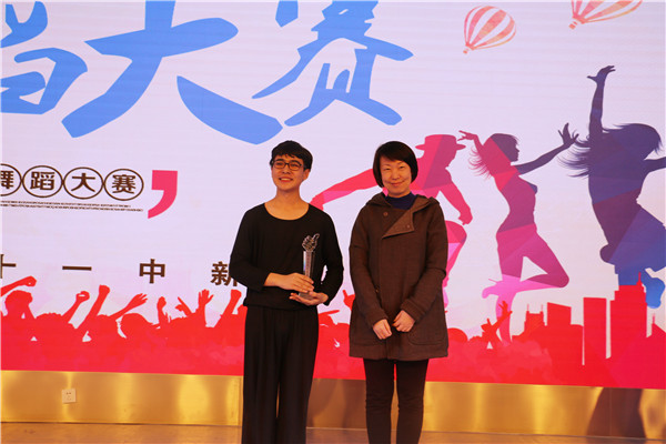 学校副校长张磊为一等奖获奖同学玉米提江颁发奖杯.JPG