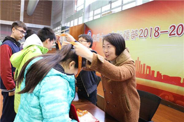 学校副校长张磊为获奖学生颁发荣誉证书和奖牌.JPG