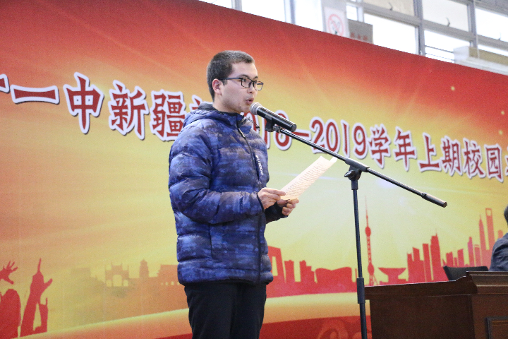 获奖学生代表阿布都许库尔发言.JPG