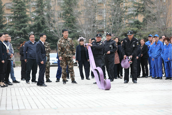 消防干事指导物业服务人员使用消防水带.jpg