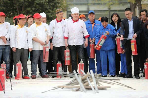 物业服务人员对干粉灭火器实际操作.jpg