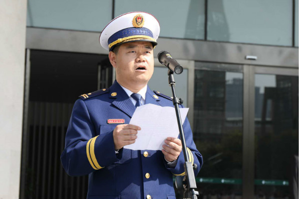 经开区消防大队大队长王伟杰宣布此次应急疏散演练活动圆满成功.jpg