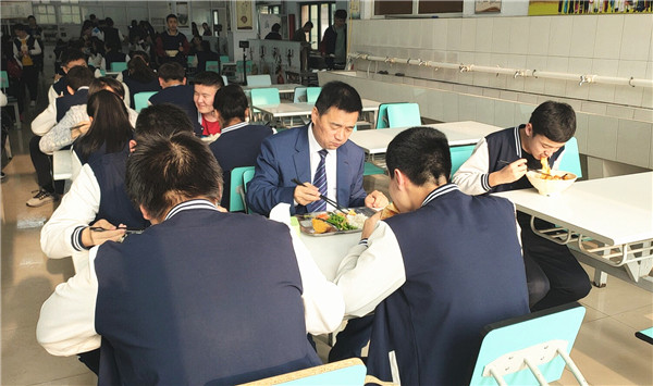 学校校长郭勤学与疆班孩子一起共进午餐.jpg