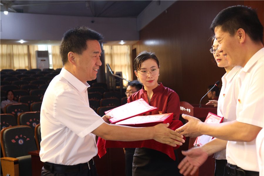 郭勤学校长为优秀党员颁奖.jpg