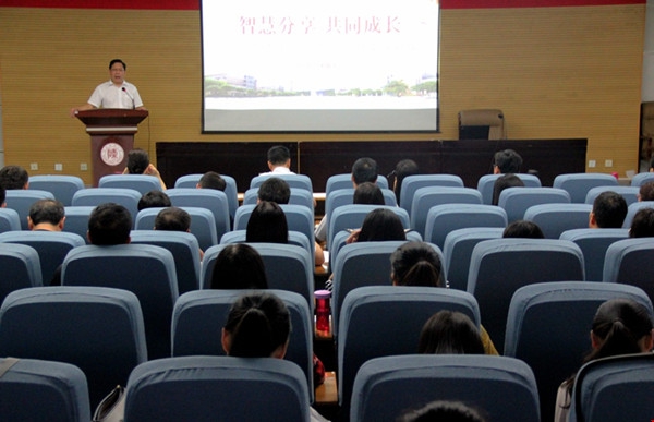 郑州11中班主任素能提升专题培训，开展“智慧分享 共同成长”主题活动.jpg