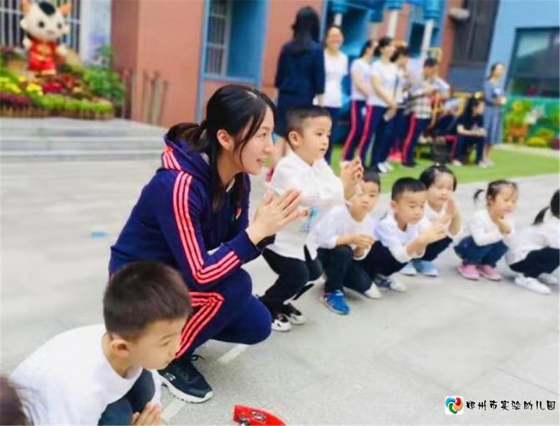 图片1吴越老师带着孩子们做早操.png