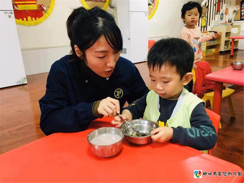 图片3吴越老师像妈妈一样耐心的引导孩子吃饭.png