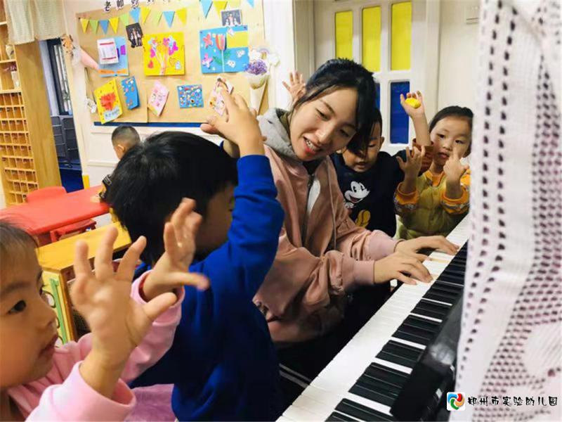 图片4 吴越老师弹琴和孩子们合唱“唱一首好听的歌送给祖国妈妈”.png