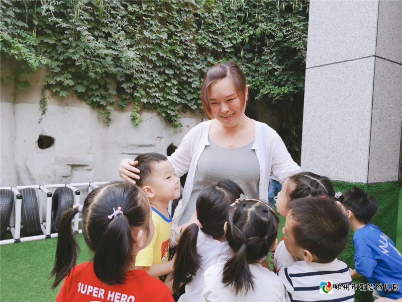 5孩子们拥抱丁丽丽老师，用实际行动表达对她的喜爱.jpg