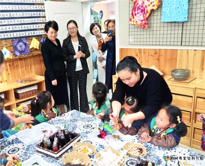 5工作室成员观摩幼儿功能室活动.jpg