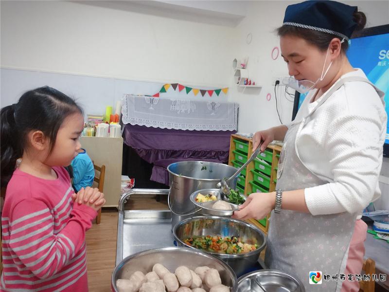 1陈媛媛老师根据孩子的进餐情况盛适量饭菜.jpg