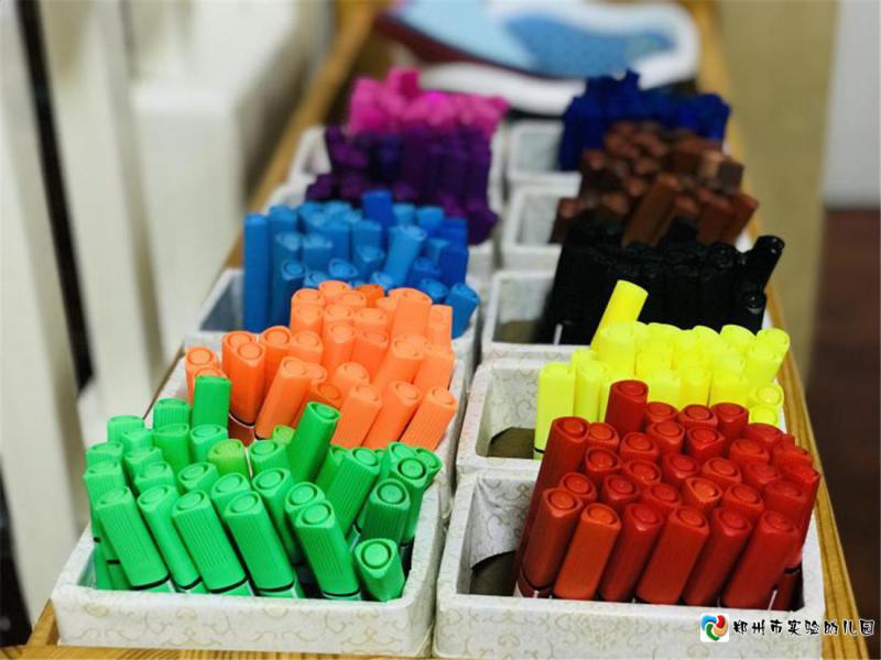 图片1市实验幼儿园美工区里整齐摆放的水彩笔.png