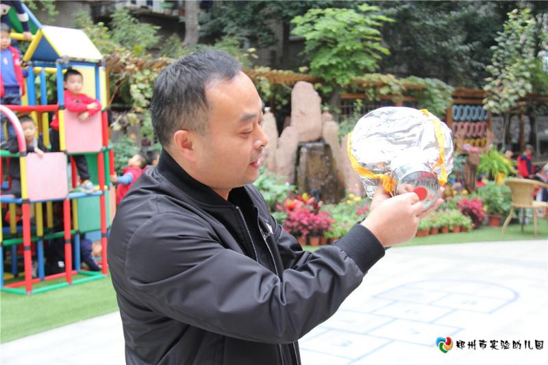 2.市实验幼儿园后勤主任郭振华向大家展示火灾逃生面具.jpg