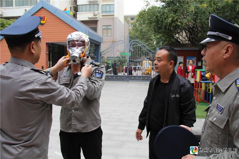 3.应急小分队成员体验逃生面具的使用方法.jpg