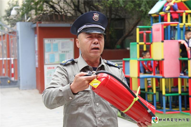 4.讲解灭火器的使用步骤.jpg