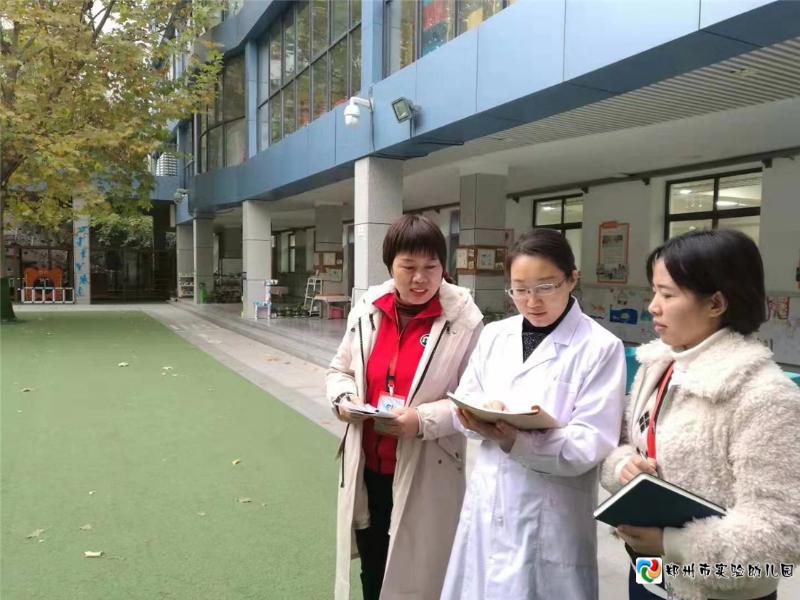 8.跟岗保健医跟随市实验幼儿园保健老师检查环境卫生.jpg