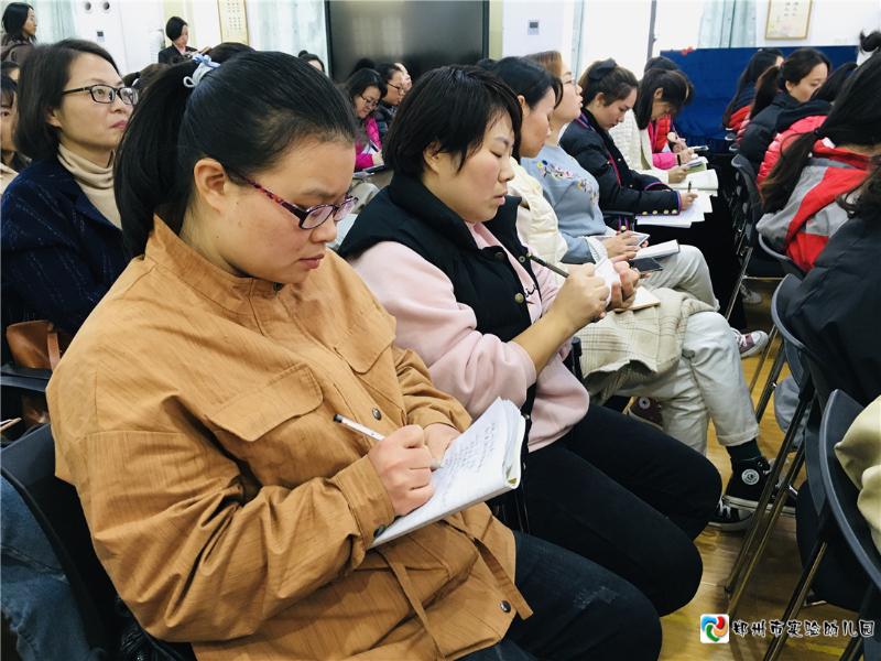 2.教师们认真做学习笔记.jpg
