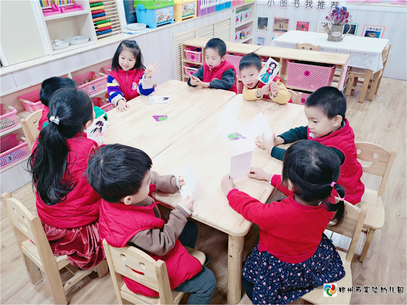 3。孩子们热烈讨论传统服饰和我们现代服饰的不同.png