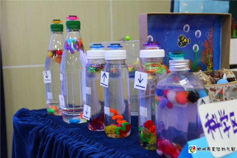 5.矿泉水瓶再利用自制科学区浮沉玩教具快乐的小鱼.jpg