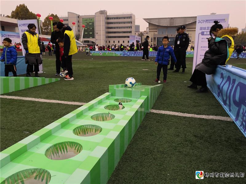 3小球员开心地体验各种趣味足球游戏.jpg