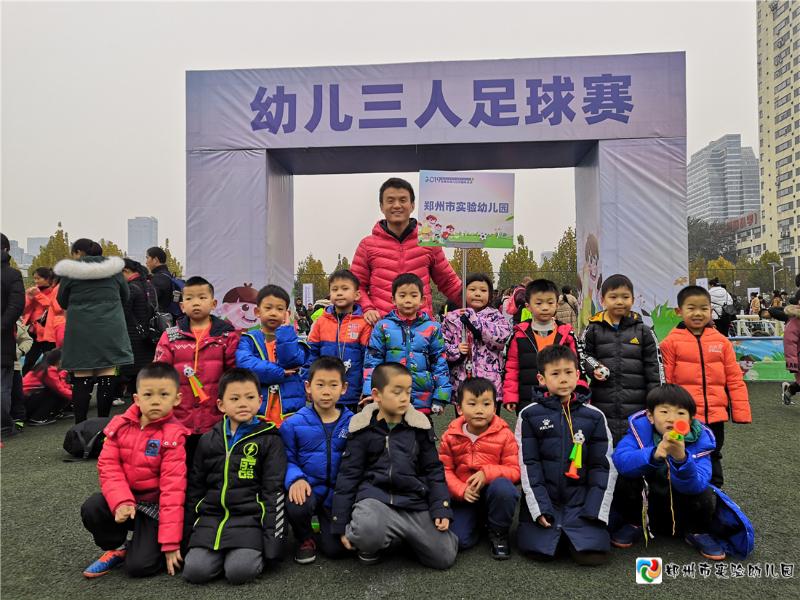 4足球小将们与老师一起合影留念.jpg