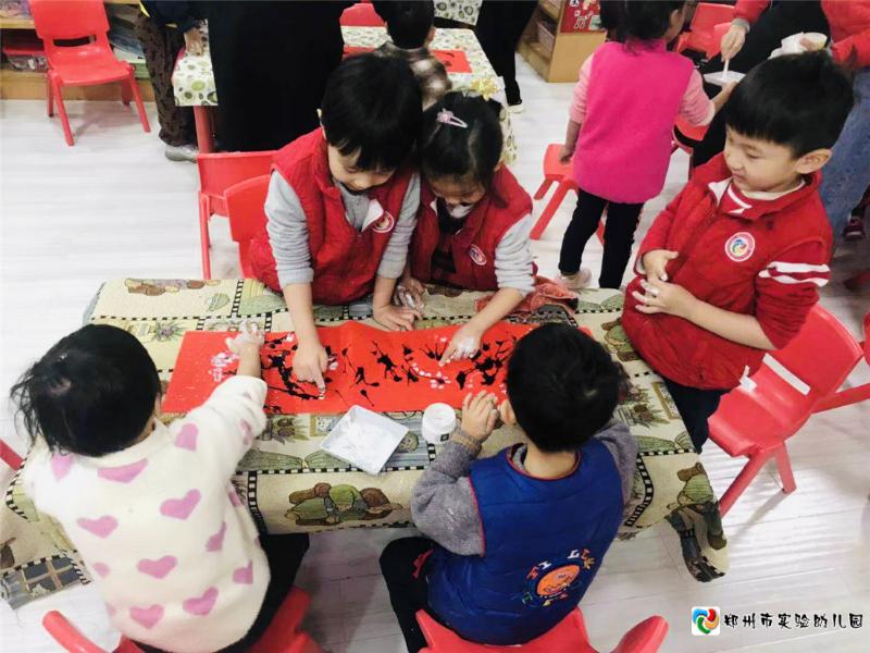 3.孩子们吹画梅花图.jpg