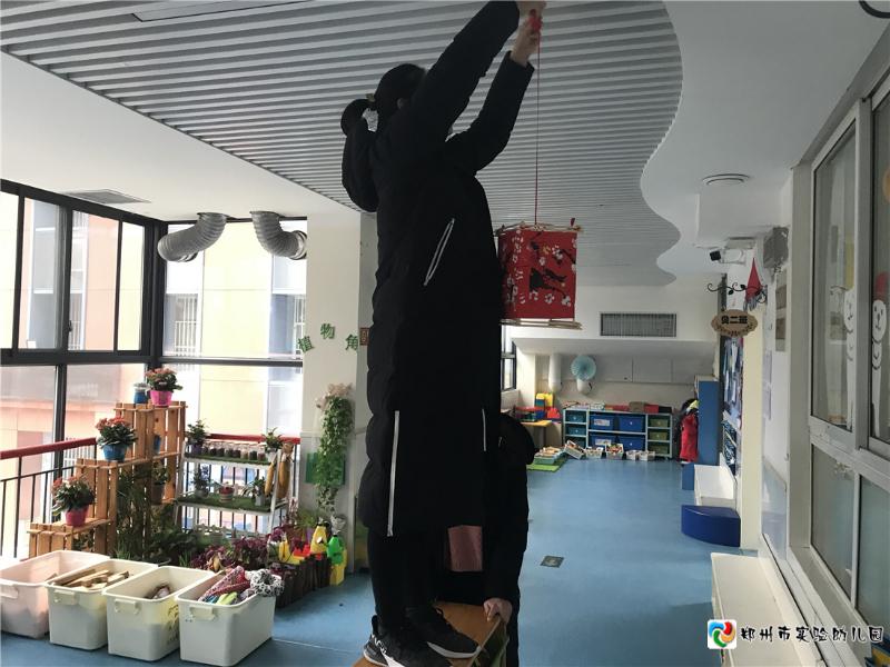 5.教师悬挂新年装饰.jpg