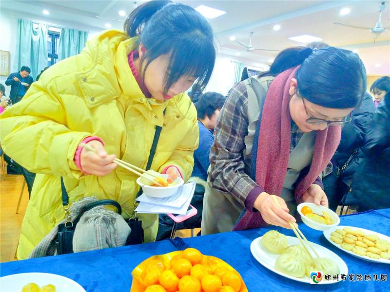 5.家委会成员品尝幼儿园美食.jpg