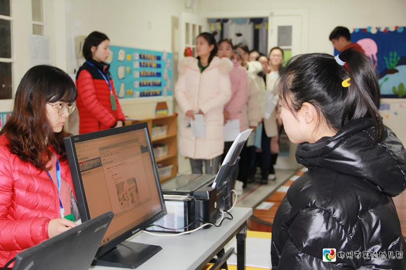 抽题室内考生谨慎选择考题.jpg