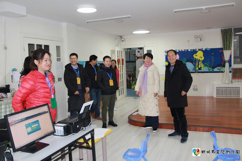 郑州市教育局教师教育处副处长马胜宇一行巡查考点抽题室情况.jpg
