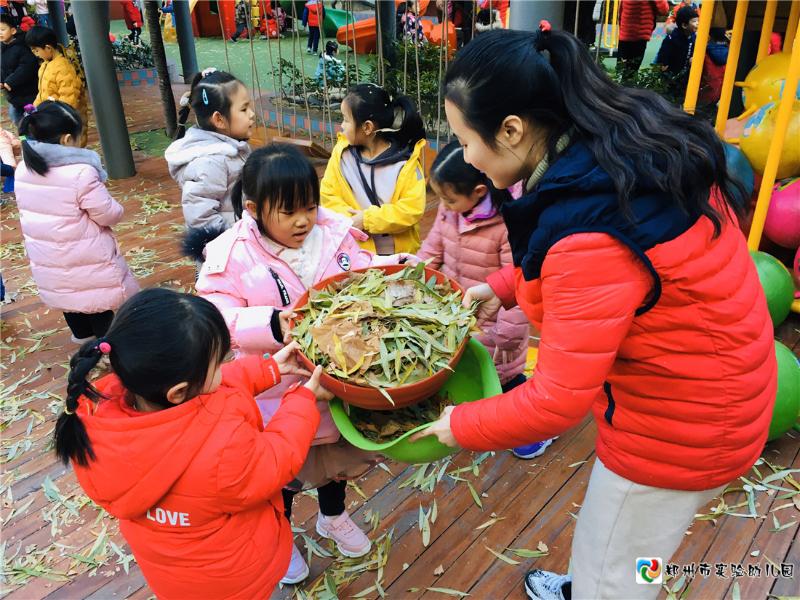4.孩子们齐心协力收集落叶.jpg
