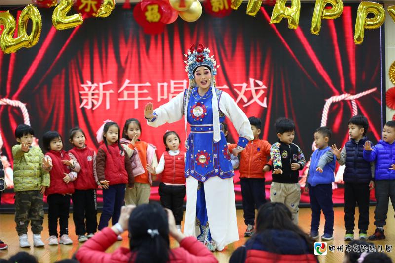 2孩子们跟随戏曲演员合唱《花木兰》选段.jpg