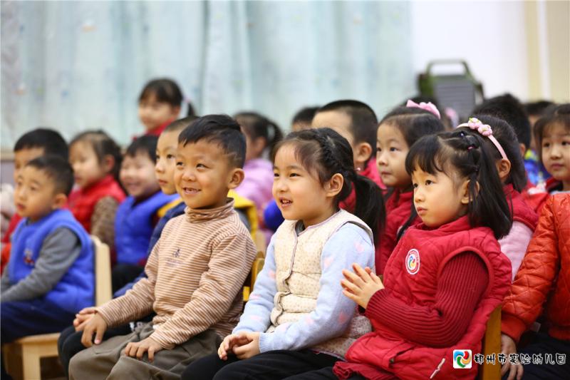4.孩子们聚精会神的看大戏，“小小戏迷就是我！”.jpg