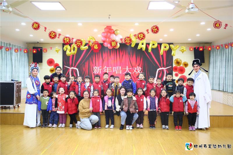 5.演出结束，戏曲演员和孩子们合影.jpg