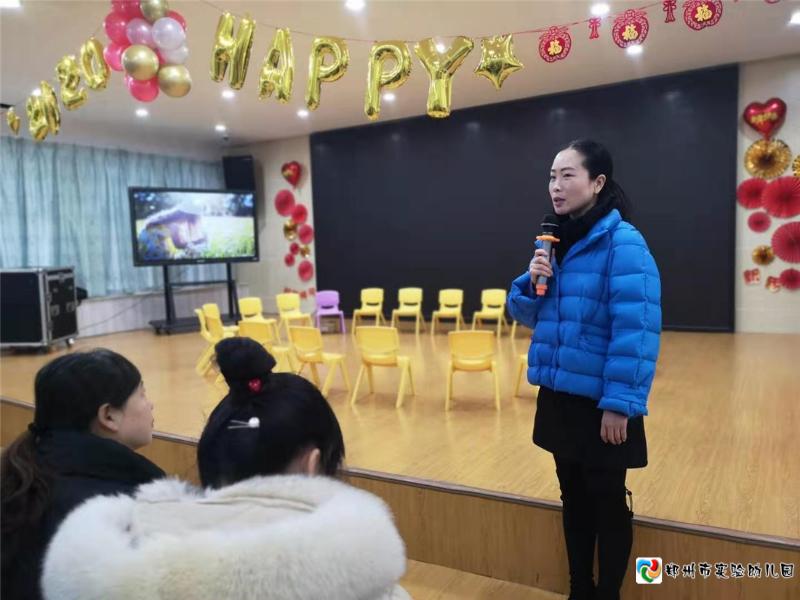 1郑州市实验幼儿园副园长张雪介绍本次观摩活动安排.jpg