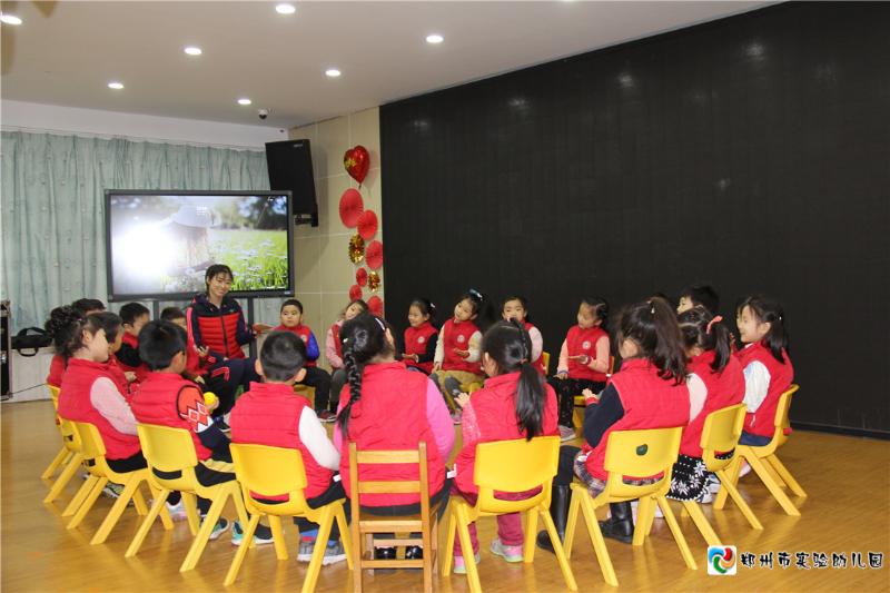 2国培班教师们现场观摩市实验幼儿园优秀青年教师王双婷带来的精彩的音乐教学活动——《小鸡快跑》.jpg
