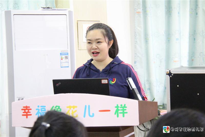 3市实验幼儿园优秀青年教师于晓阳为在座国培教师们进行班级管理经验分享.jpg