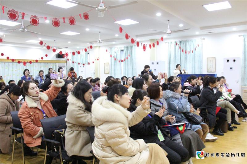 4.国培教师们认真听讲并全程手机记录.jpg