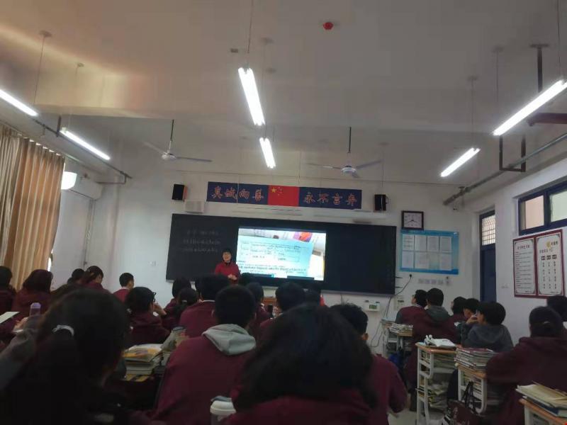 王秀果老师借助多媒体当堂评讲学生作业.jpg