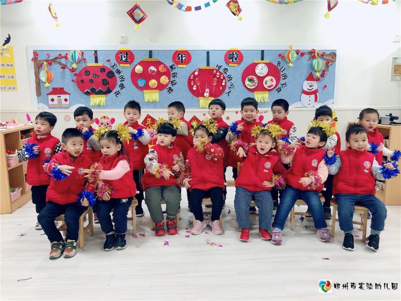 1.孩子们集体表演《新年好》，共庆新年.jpg
