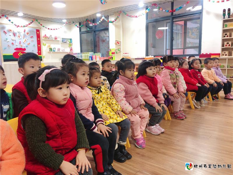 1孩子们认真观看假期安全宣讲视频.jpg