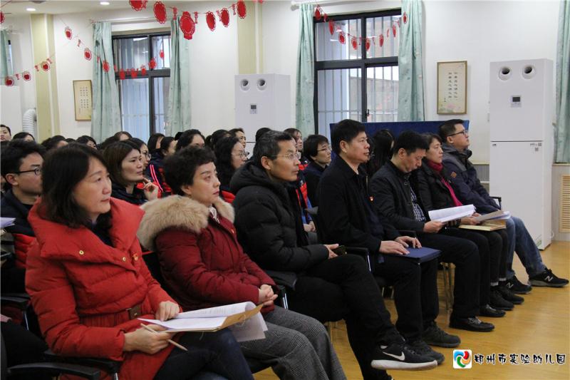 4.考核组和参会教职工听取报告.jpg