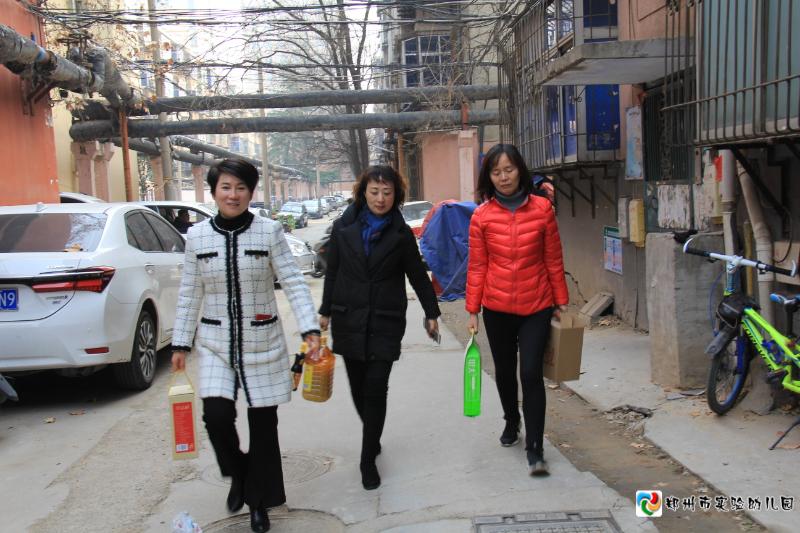 1.市实验幼儿园慰问领导前往退休老干部家中送上新春慰问.JPG