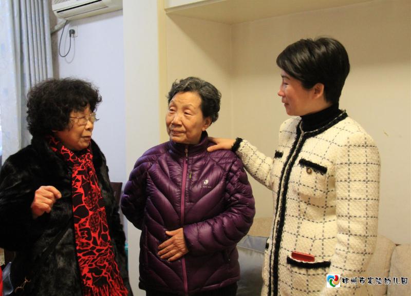 2.老干部向郝江玉园长介绍自己的退休生活.jpg